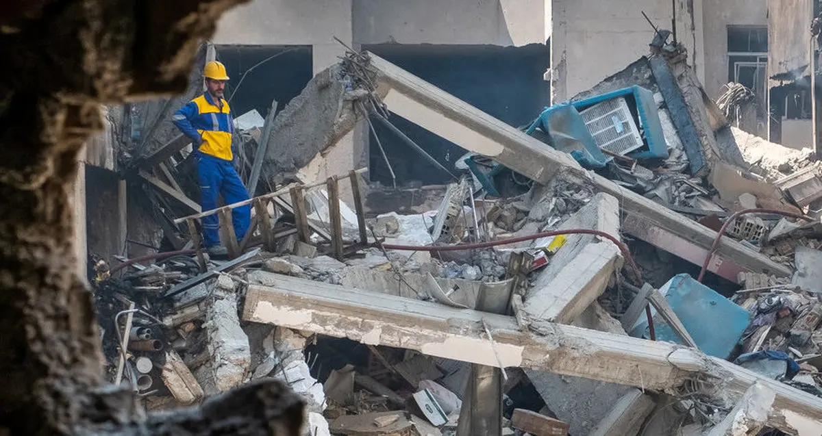 ریزش یکی از ساختمان های آسیب دیده در جنگ ۱۲ روزه با تخریب غیر علمی