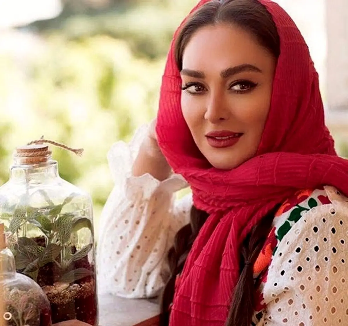 تیپ قرمز جیغ الهام حمیدی با ساعت طلا