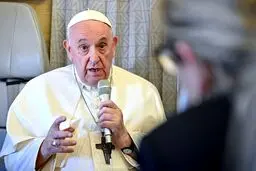 پاپ فرانسیس اوکراین را به گفت‌وگو با روسیه فراخواند