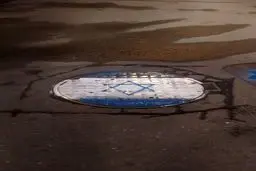 تصاویر پرچم رژیم صهیونیستی روی دریچه‌های فاضلاب مشهد