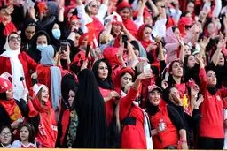 روزنامه کیهان: دیدید ورود زنان به ورزشگاه‌ها غلط بود؟!