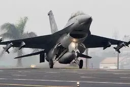 لحظه فرود جنگنده اف ۱۸ در یک بزرگراه در سوئیس