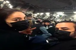 عکس فرار خواننده زن افغان در هواپیمای آمریکایی
