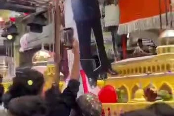 انداختن تاج گل بر عکس رهبر انقلاب و مراسم اعدام نتانیاهو در هند