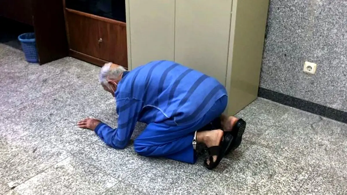 تصویر لحظه سجده شکر پدر قاتل به خاطر کارش
