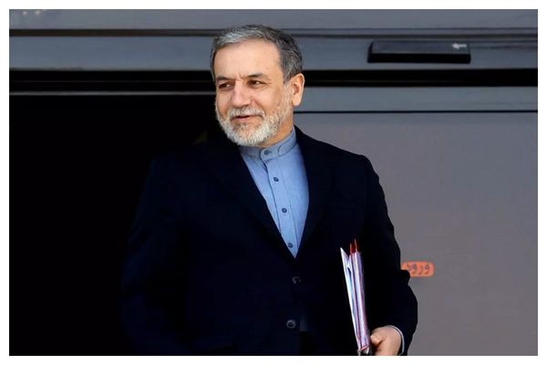 عراقچی در چایخانه حضرتی حرم رضوی + عکس