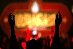 ببینید مداحی نوجوان تایلندی در حسینیه معلی