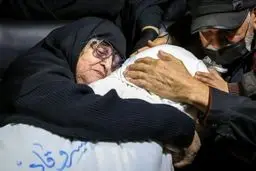 تصاویر  لحظه وداع مادر با پیکر فرزند شهیدش