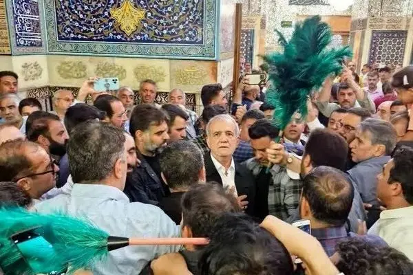 پزشکیان به بارگاه رضوی رفت + عکس