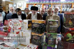 تصاویر دیدار رهبر انقلاب از نمایشگاه کتاب تهران