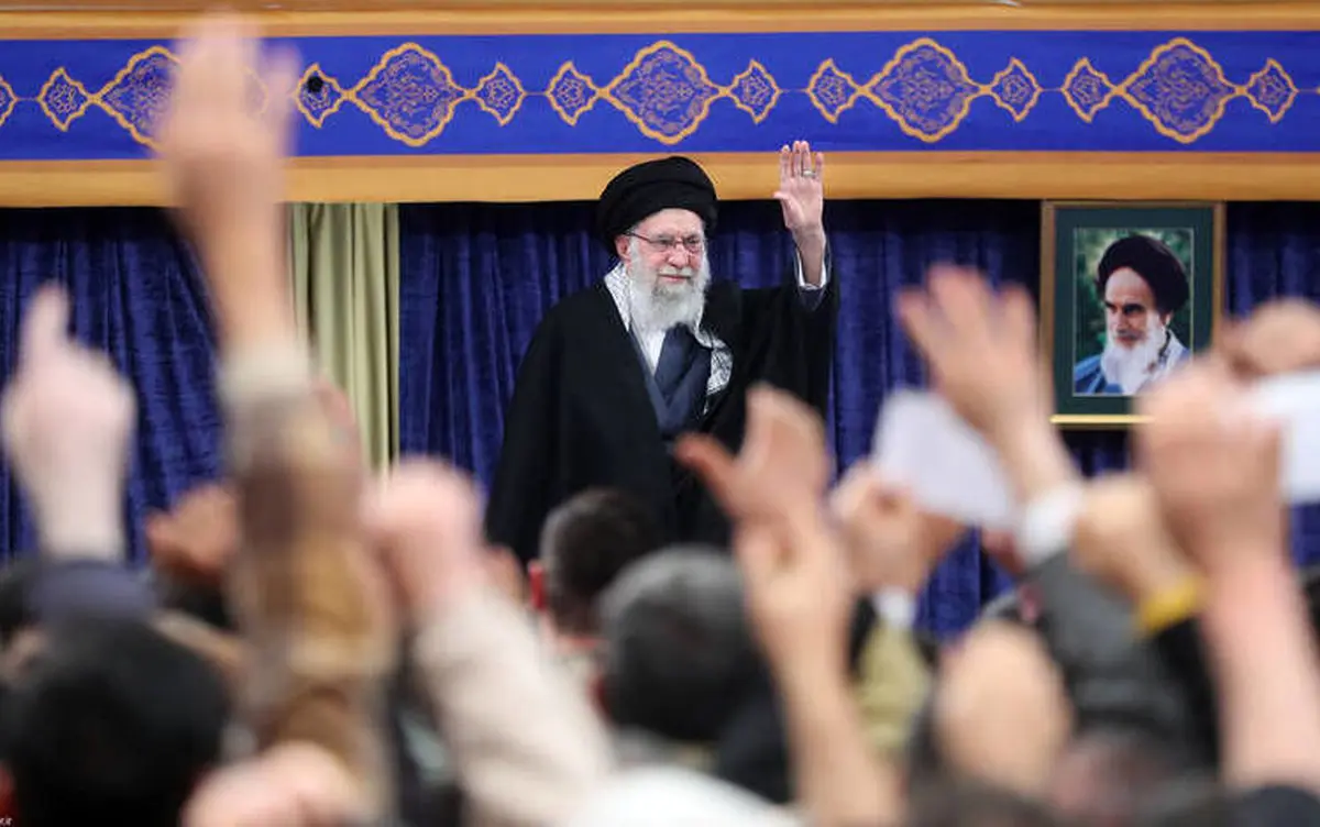 رهبر انقلاب: قویترین ارتش دنیا ممکن است چنان سیلی بخورد که نتواند از جا بلند شود