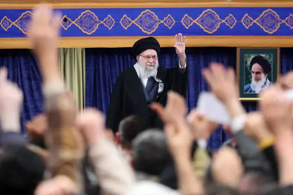 رهبر انقلاب: قویترین ارتش دنیا ممکن است چنان سیلی بخورد که نتواند از جا بلند شود