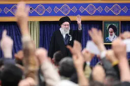 رهبر انقلاب: قویترین ارتش دنیا ممکن است چنان سیلی بخورد که نتواند از جا بلند شود