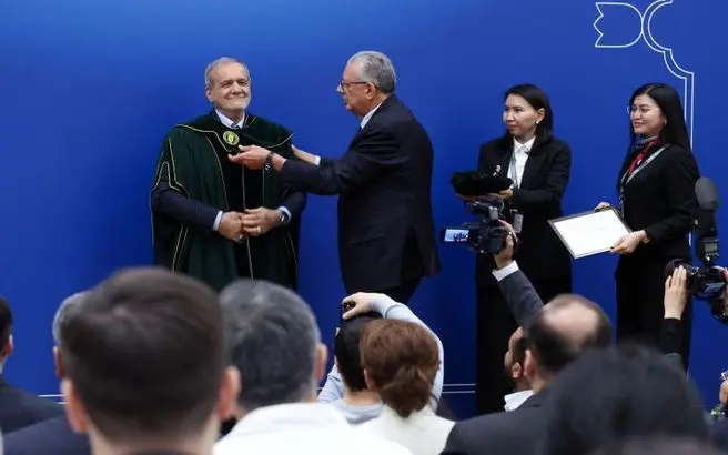 اعطای دکتری افتخاری نظربایف به پزشکیان با لباس خاص 