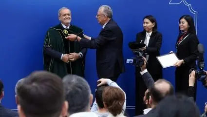 اعطای دکتری افتخاری نظربایف به پزشکیان با لباس خاص 