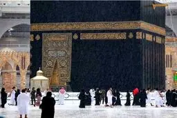 طواف شگفت انگیز کعبه زیر باران مسجد الحرام