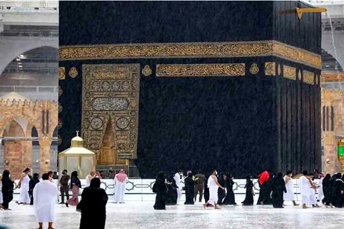 طواف شگفت انگیز کعبه زیر باران مسجد الحرام