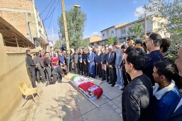  تشییع پیکر صابر کاظمی در آق‌ قلا + فیلم