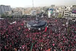 جمعیت عظیم در مراسم تشییع رهبر شهید ایران به روایت فرانس۲۴