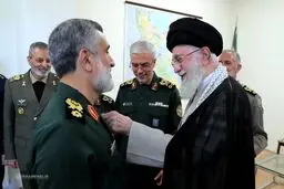 اعطای «نشان فتح» به سردار حاجی‌زاده توسط فرمانده کل قوا 