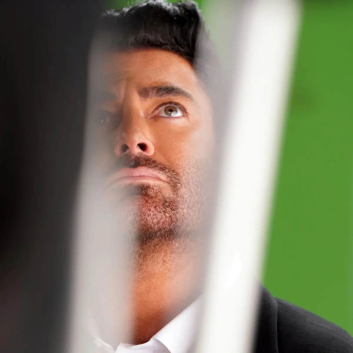 کتونی های غول پیکر محمدرضا گلزار در ملاعام | آقا معلوم نیست کفش پوشیده یا کشتی