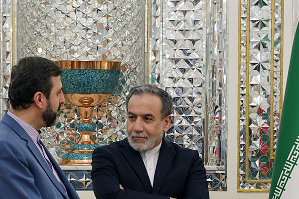 توضیح درباره ماجرای خودکار طلایی در مذاکرات 