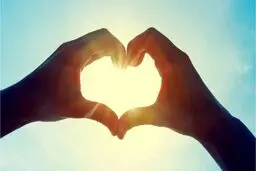 ۱۰ نشانه که علاقه پنهانی شخصی را به شما لو می دهد