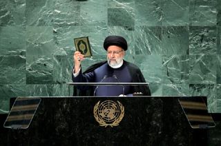 روایت معاون تشریفات دفتر شهید رئیسی از بالابردن قرآن توسط رئیس جمهورِ شهید در نیویورک