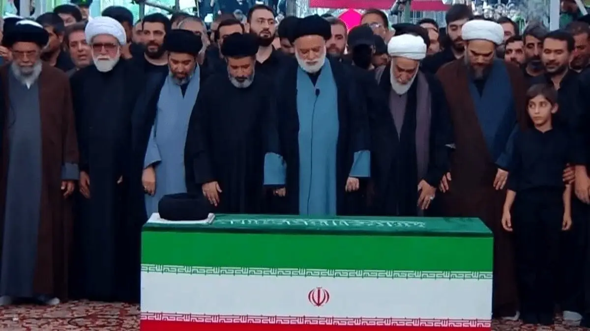  اقامه نماز بر پیکر آقای شهید ایران توسط فرزند ارشد در حرم رضوی