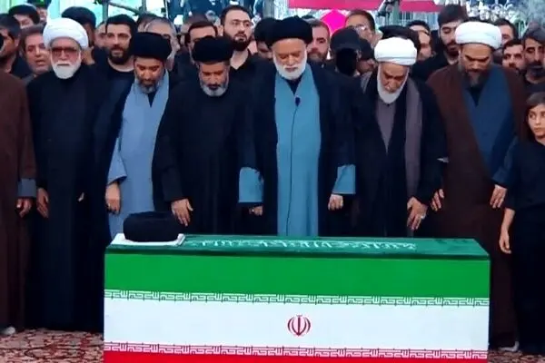  اقامه نماز بر پیکر آقای شهید ایران توسط فرزند ارشد در حرم رضوی