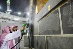 غبار روبی شبانه کعبه و مسجدالحرام