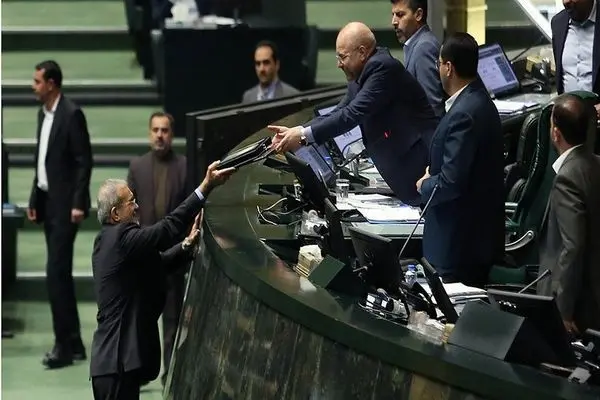 لحظه تقدیم لایحه بودجه ۱۴۰۵ به مجلس توسط رئیس جمهور 