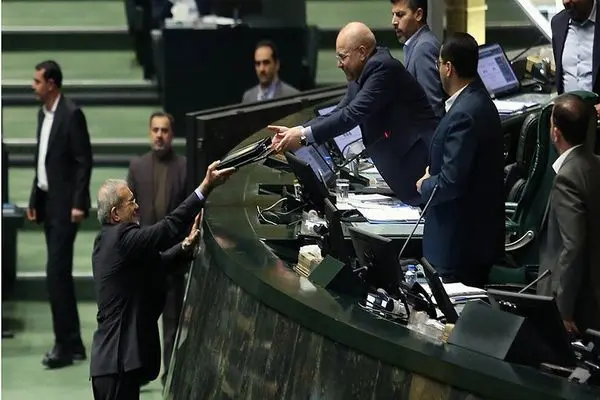 لحظه تقدیم لایحه بودجه ۱۴۰۵ به مجلس توسط رئیس جمهور 