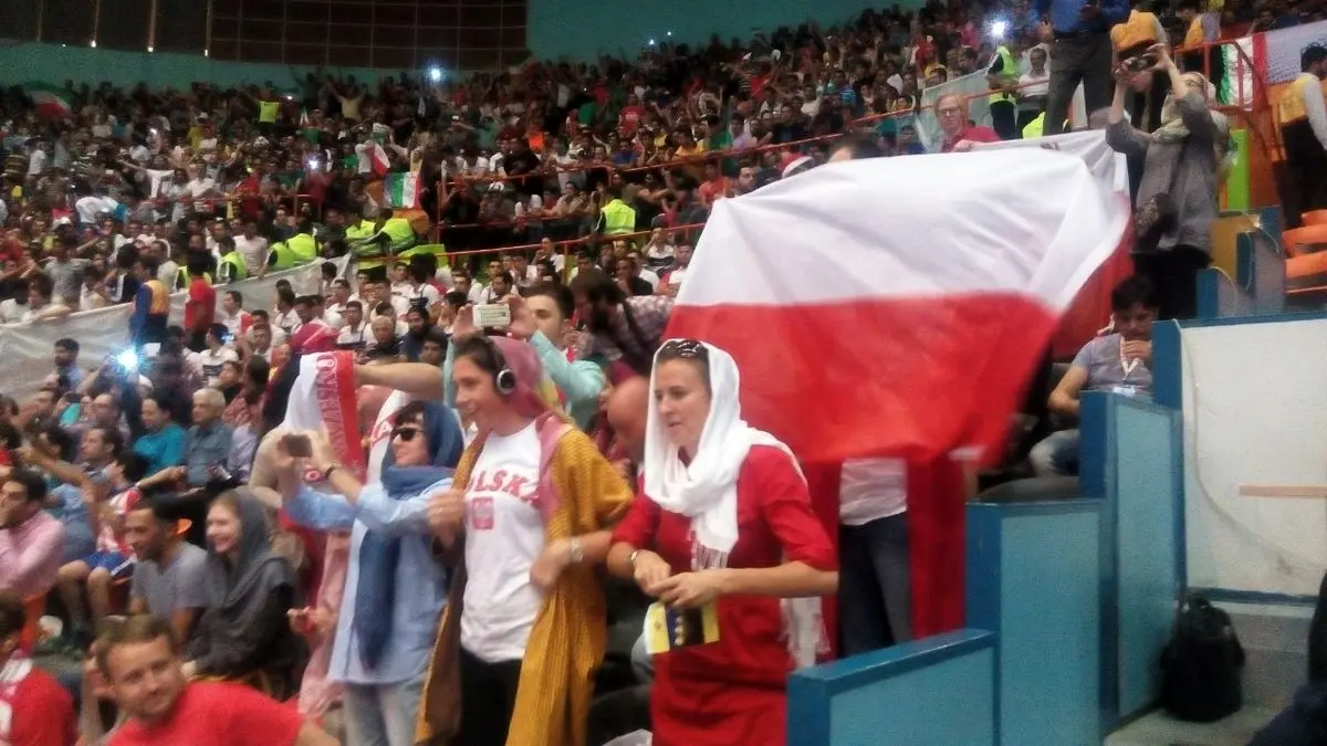 حضور بانوان در بازی والیبال ایران و لهستان+ عکس