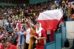 حضور بانوان در بازی والیبال ایران و لهستان+ عکس