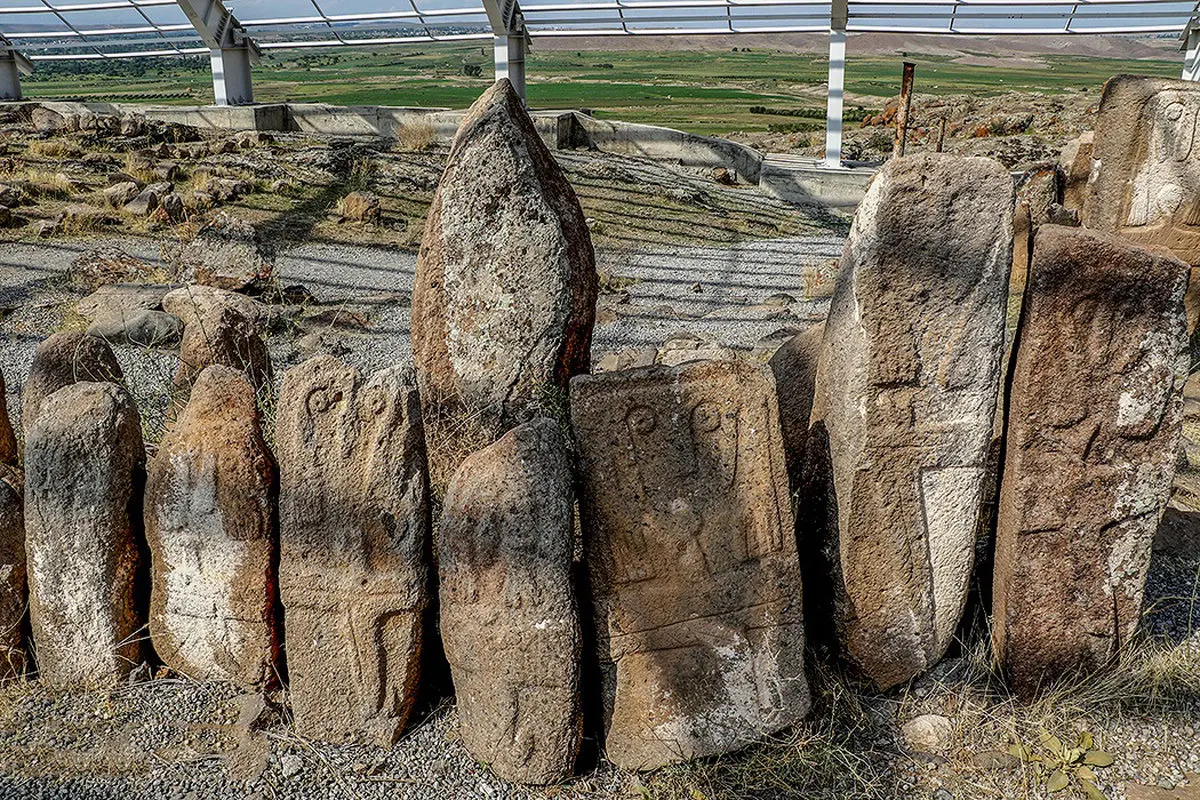 تصاویر / سنگ افراشته‌های منقوش به اشکال انسان نما در مشگین شهر