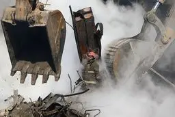 عکس / آتش‌نشان قهرمان در میان بیل‎های مکانیکی، دود و آتش