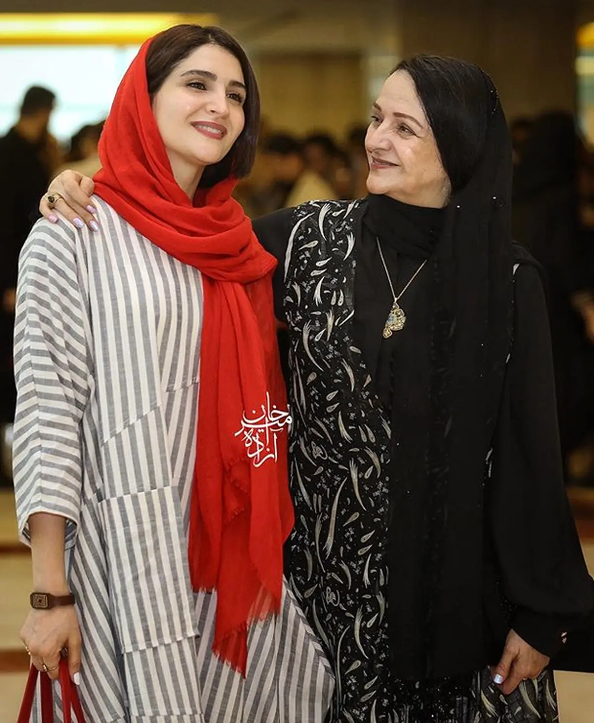 نگاه عاشقانه گلاب آدینه به دخترش نورا/عکس