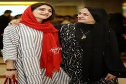 نگاه عاشقانه گلاب آدینه به دخترش نورا/عکس