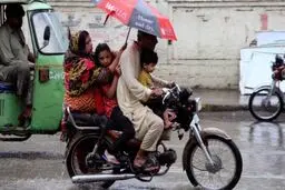 خیابان‌های پاکستان را آب برد؛ ۶ نفر کشته شدند/تصاویر