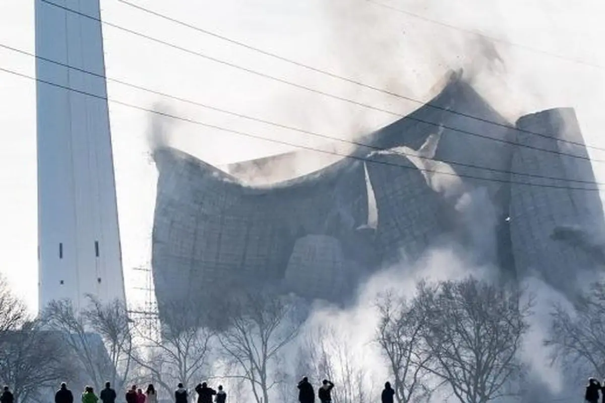 عكس: تخریب برج خنک کننده نیروگاهی در آلمان