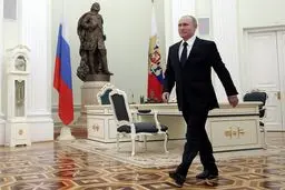 چرا پوتین غیرعادی راه می رود؟ + تصاویر