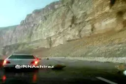 ریزش کوه در بزرگراه مُهر عسلویه در اثر بارندگی شدید/عکس