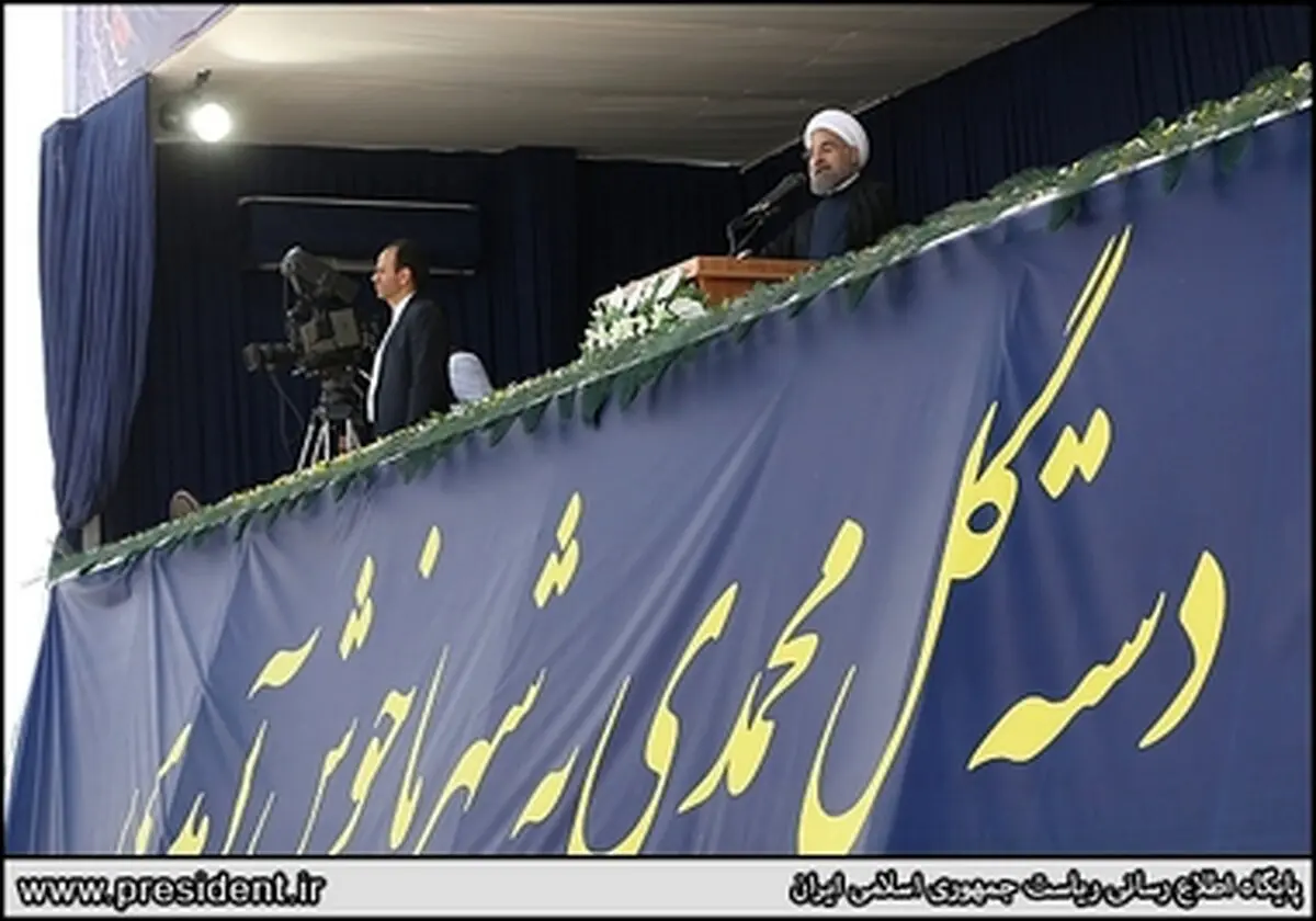 سخنرانی روحانی در جمع مردم کرمان/ تصاویر
