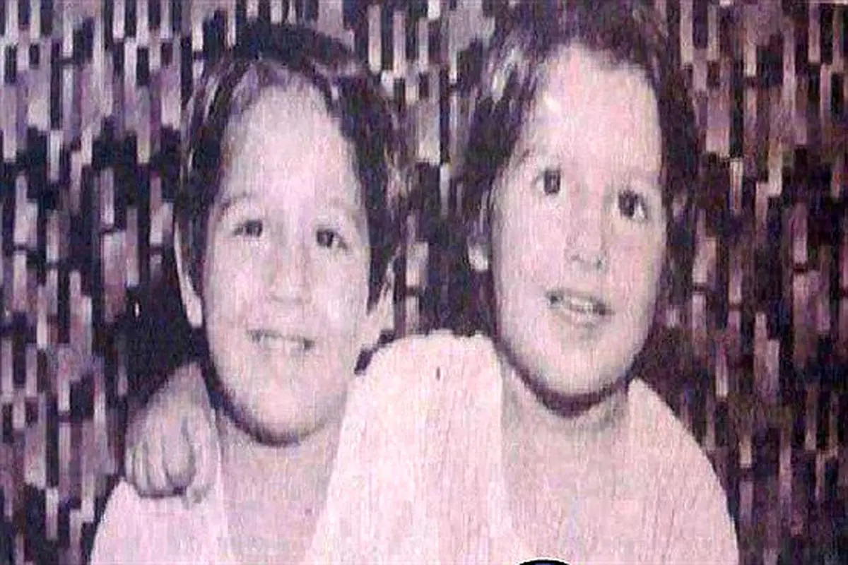 کودکی ستاره جنجالی آبی ها و برادرش/ عکس