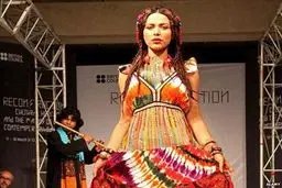 جنجال بر سر بازداشت مشهورترین مانکن پاکستانی! +عکس