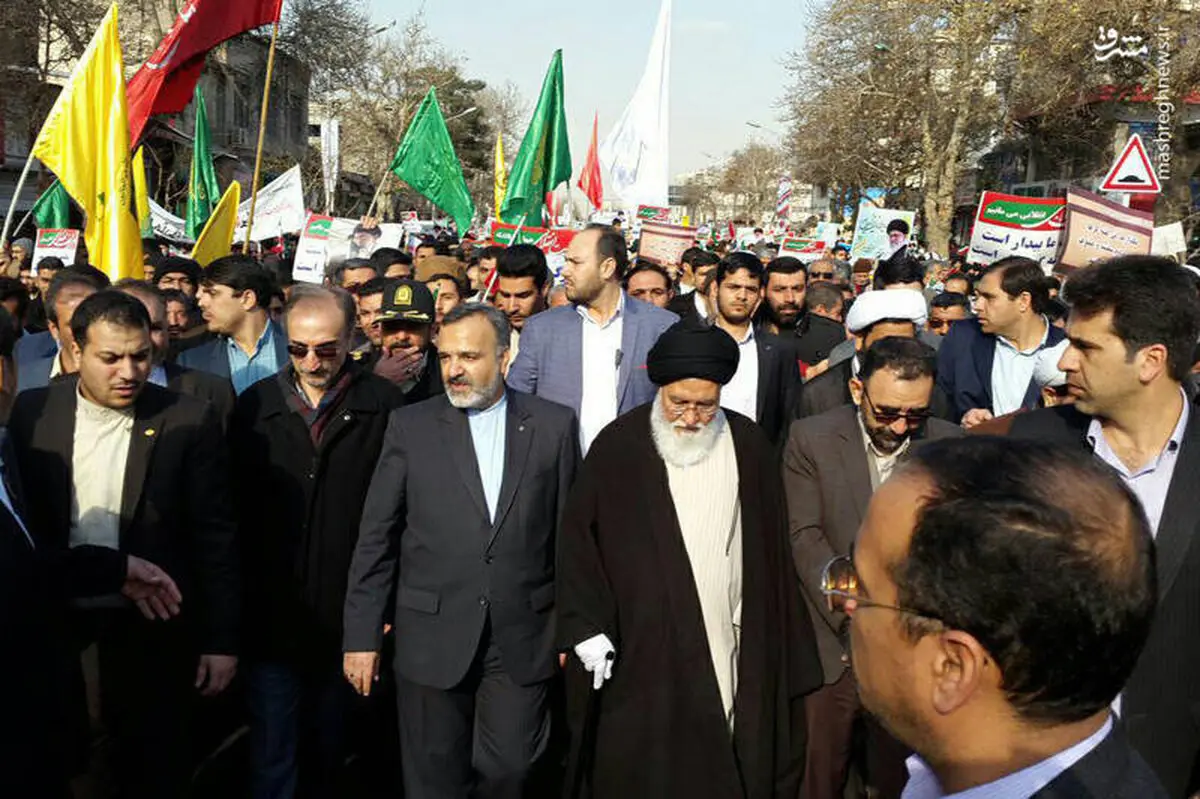 تصویری از علم‌الهدی در راهپیمایی علیه اغتشاشات