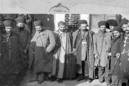 تصویری جالب از دستگیری مشروطه خواهان با زنجیر