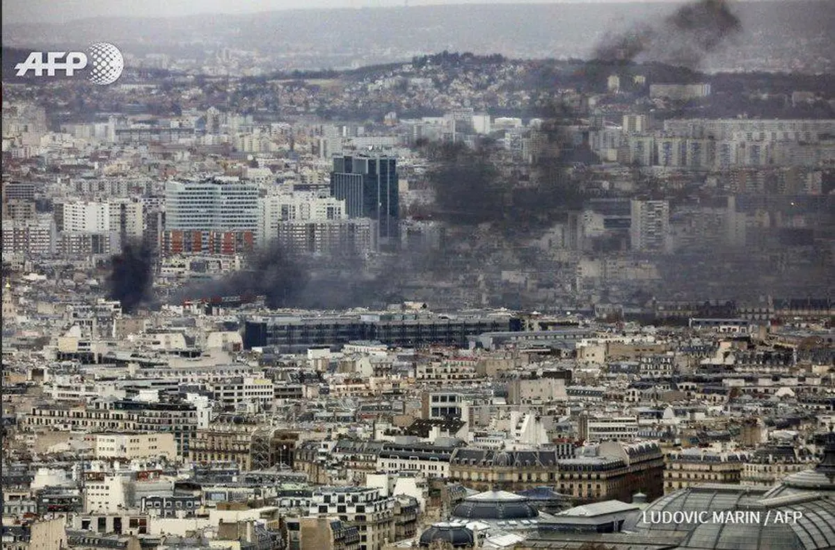 تصویری از آسمان فعلی پاریس در پی درگیری ها / عکس