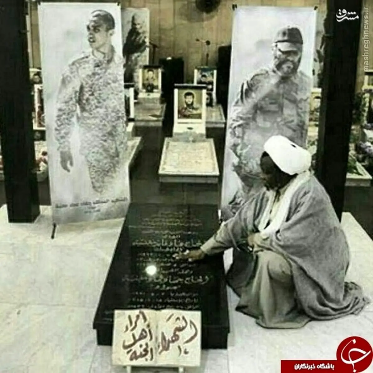 شیخ زکزاکی بر مزار عماد و جهاد مغنیه/ عکس